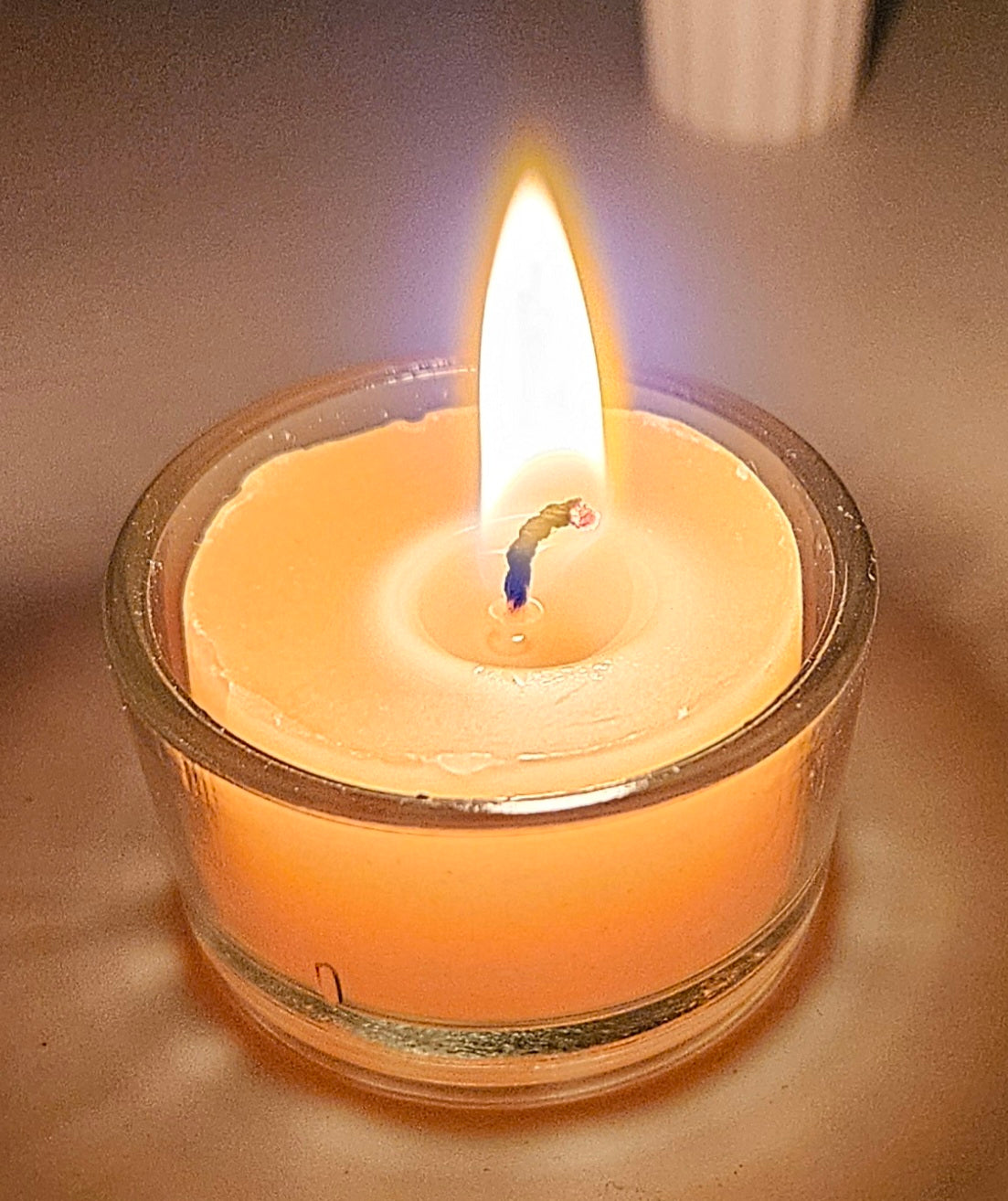 Brinnande värmeljus av bivax i glaskopp - Naturboden