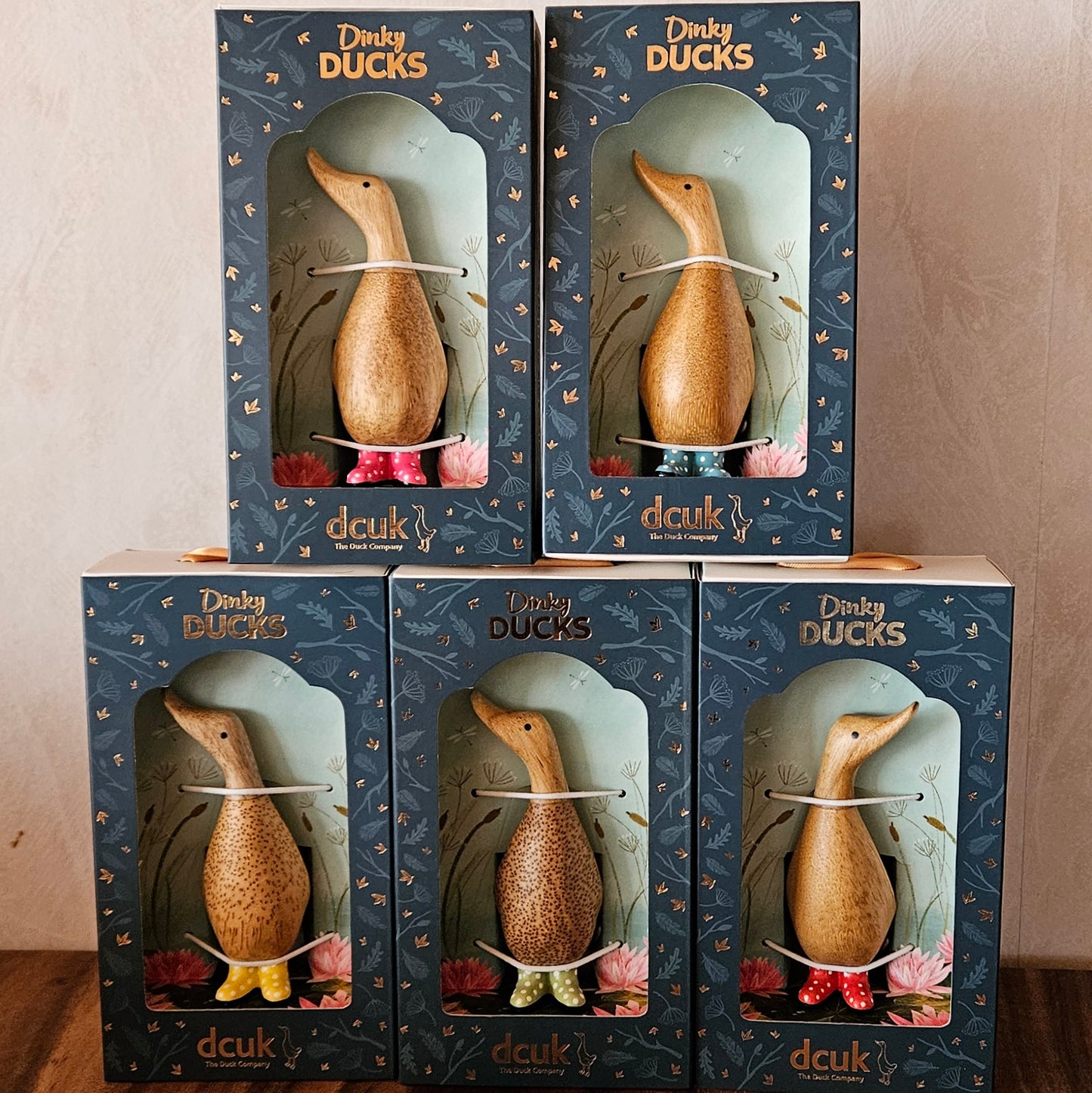 Dinky Ducks - ankor i bambu, med prickiga stövlar i flera färger. Presentförpackning - Naturboden
