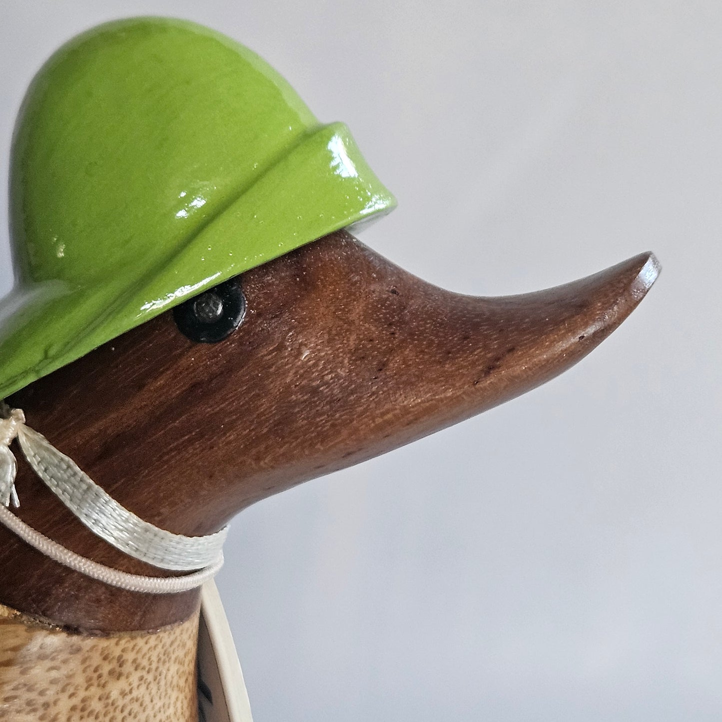 Ansiktsbild på Herbie anka i bambu med grön hatt - Naturboden