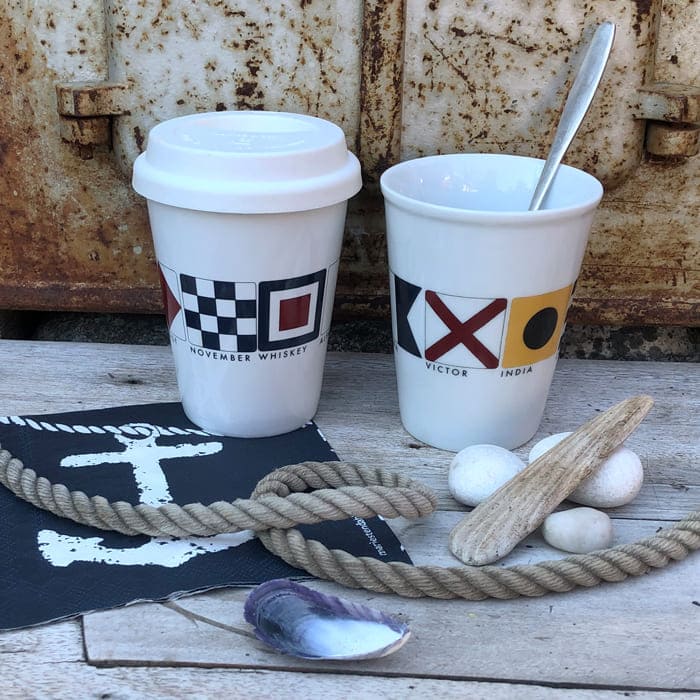 Take away mugg i porslin med flaggspel