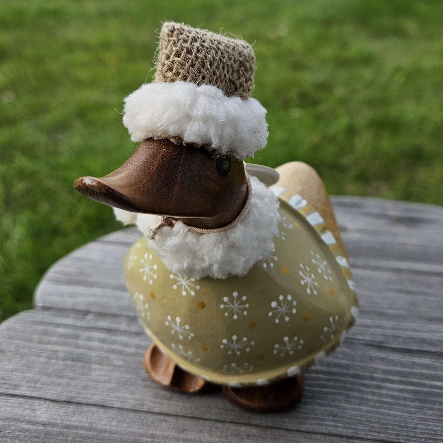 Julanka i bambu, mössa av säckväv och dress i beige, guld och vit - Naturboden