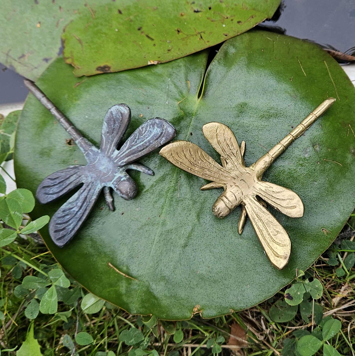 Trollslända i antik mässing - Naturboden