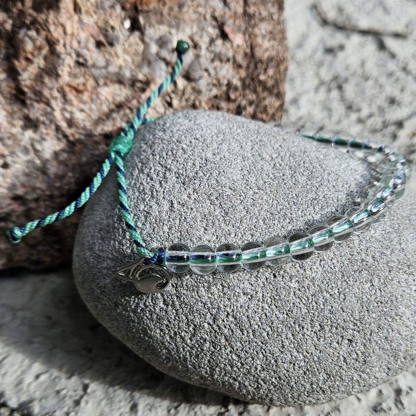 blå/turkos armband med pärlor 4ocean - Naturboden
