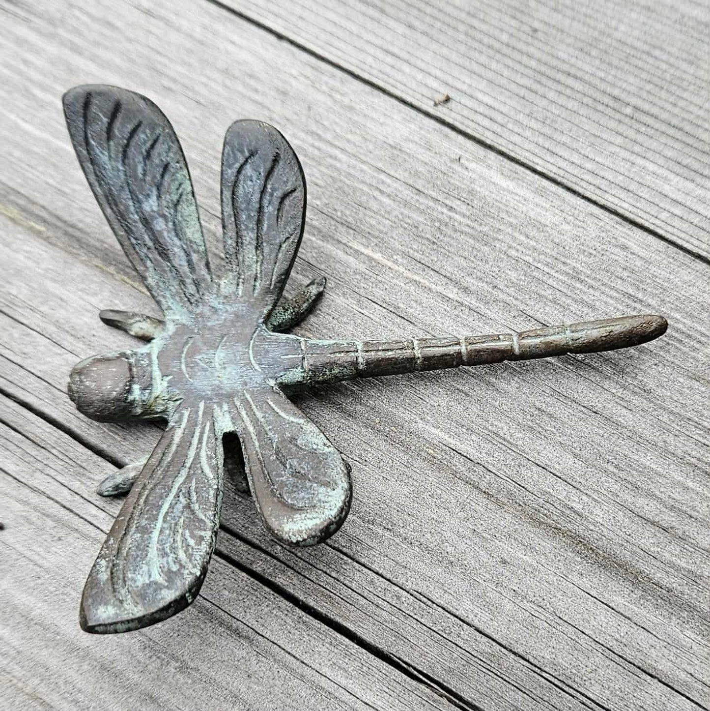 Trollslända i antik mässing - Naturboden