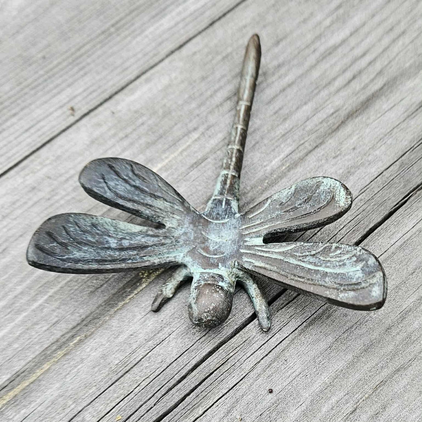 Trollslända i antik mässing - Naturboden