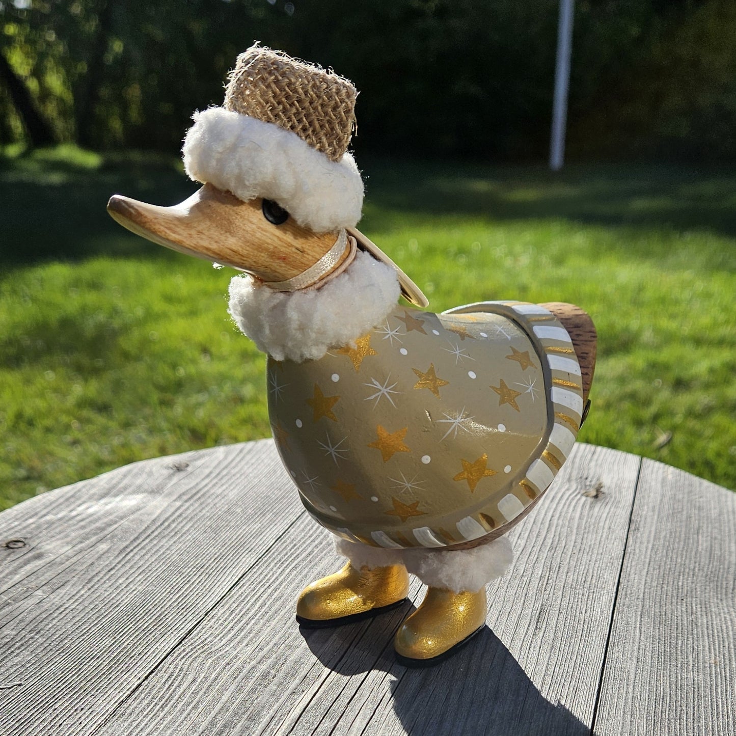 Anka i bambu jul, Carol har kläder i beige, guld och vit - Naturboden