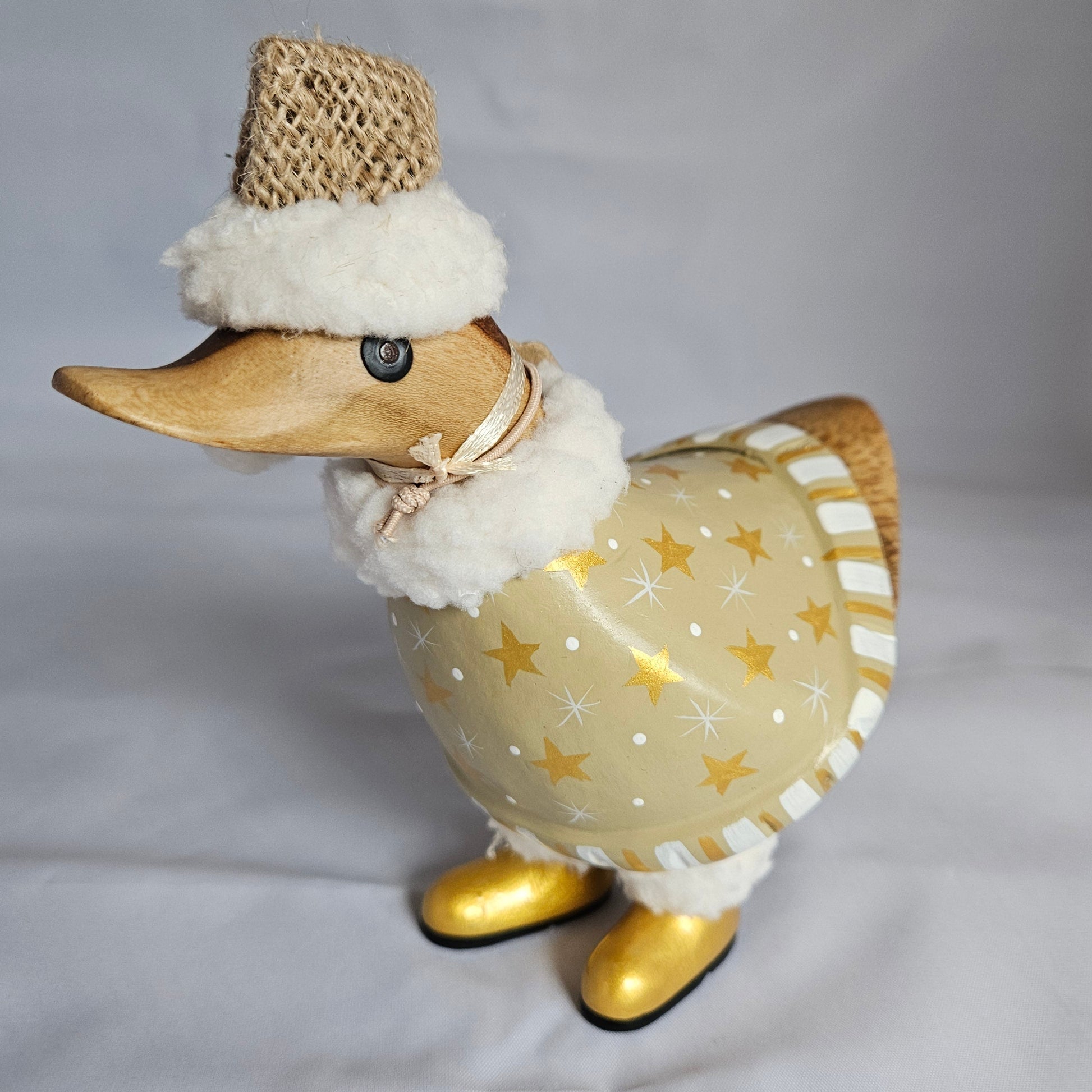 Berry julanka i bambu med guldstövlar och beige dress - Naturboden