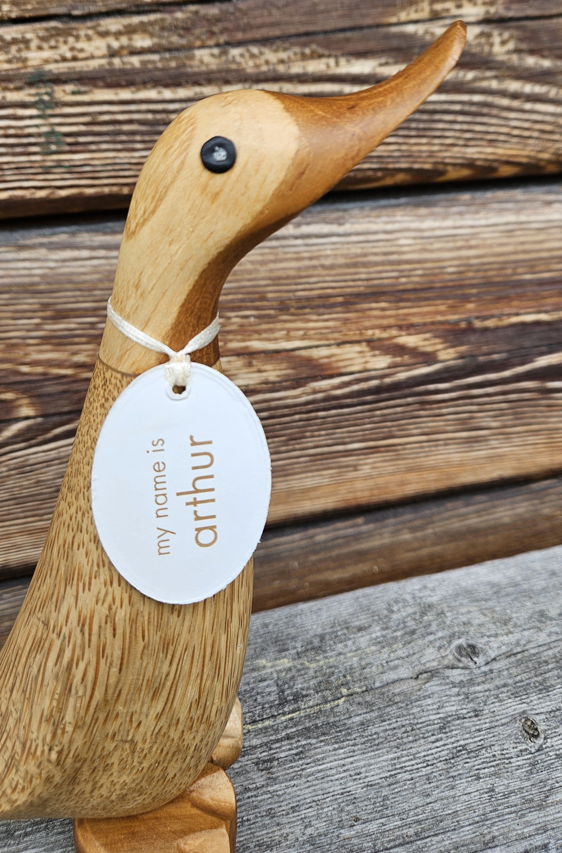 Anka i bambu Arthur höger sida med namnskylt - Naturboden