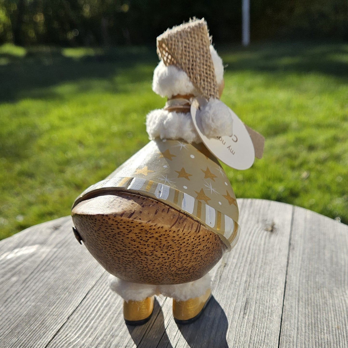 Anka i bambu, juldekor, klädd i guldstövlar, hatt av säckväv, kläder i beige, guld och vitt - Naturboden