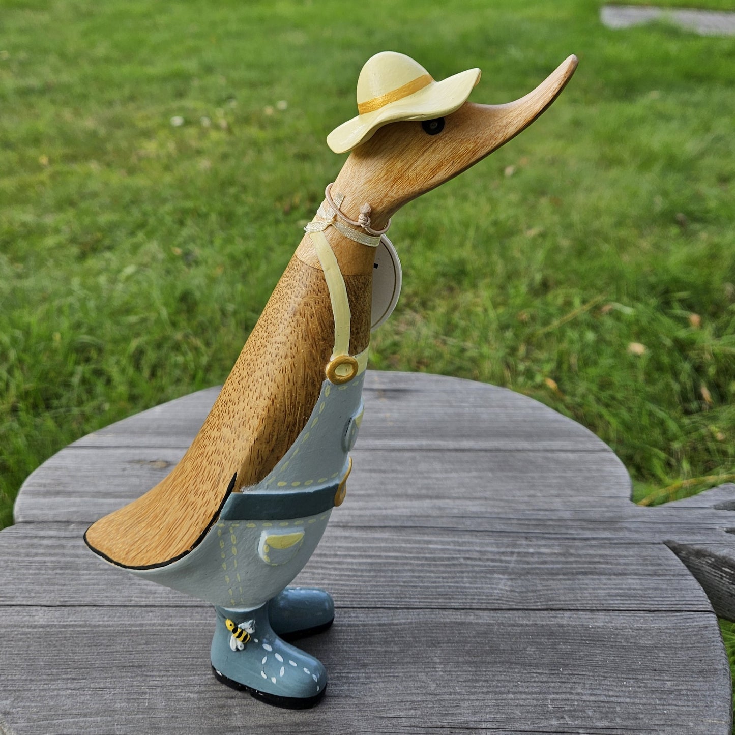 Anka i bambu med gul hatt och ljusblå kläder, Flora biodlare - Naturboden