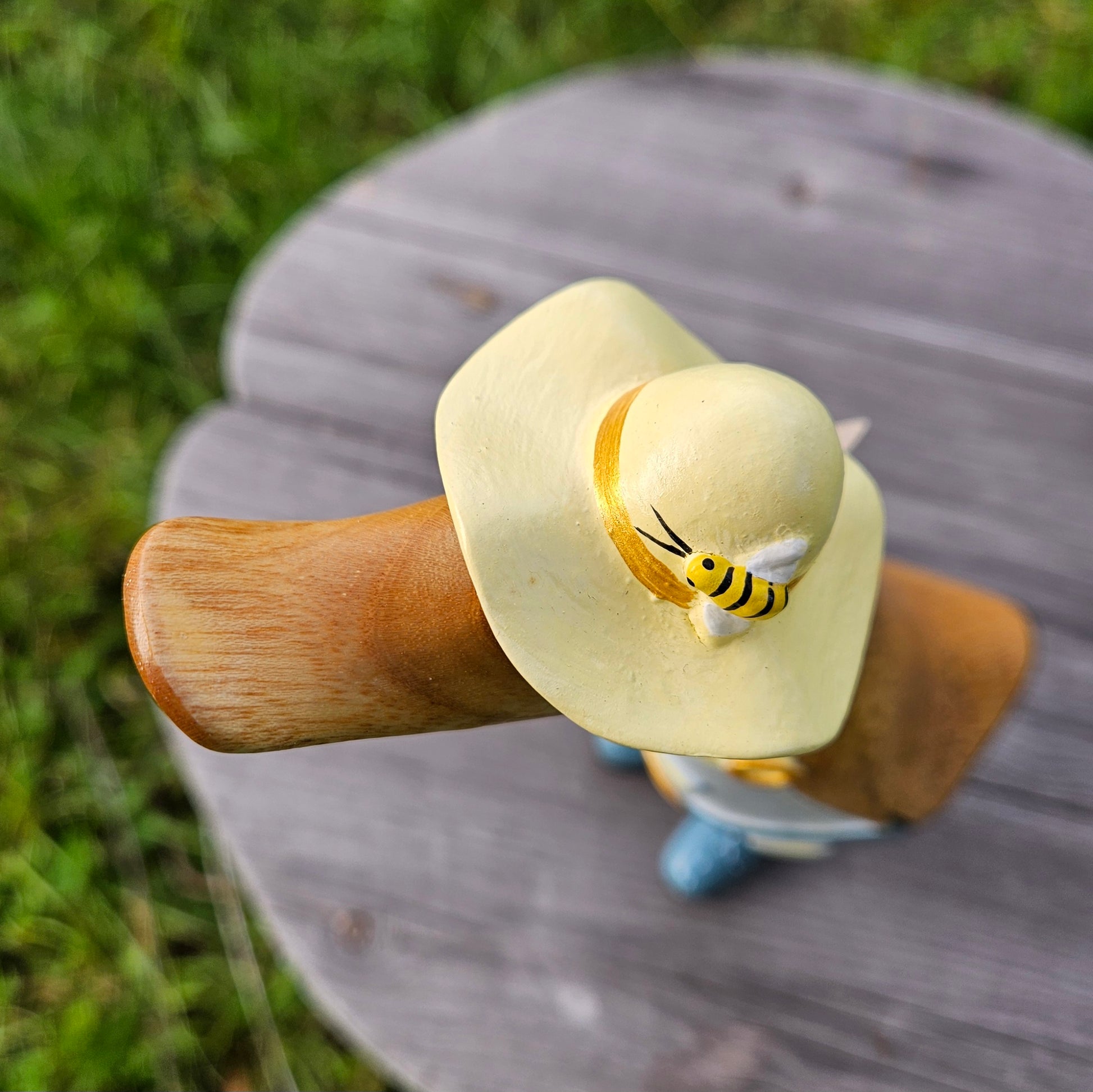 Anka i bambu biodlare Flora, närbild huvud och gul hatt med bi - Naturboden