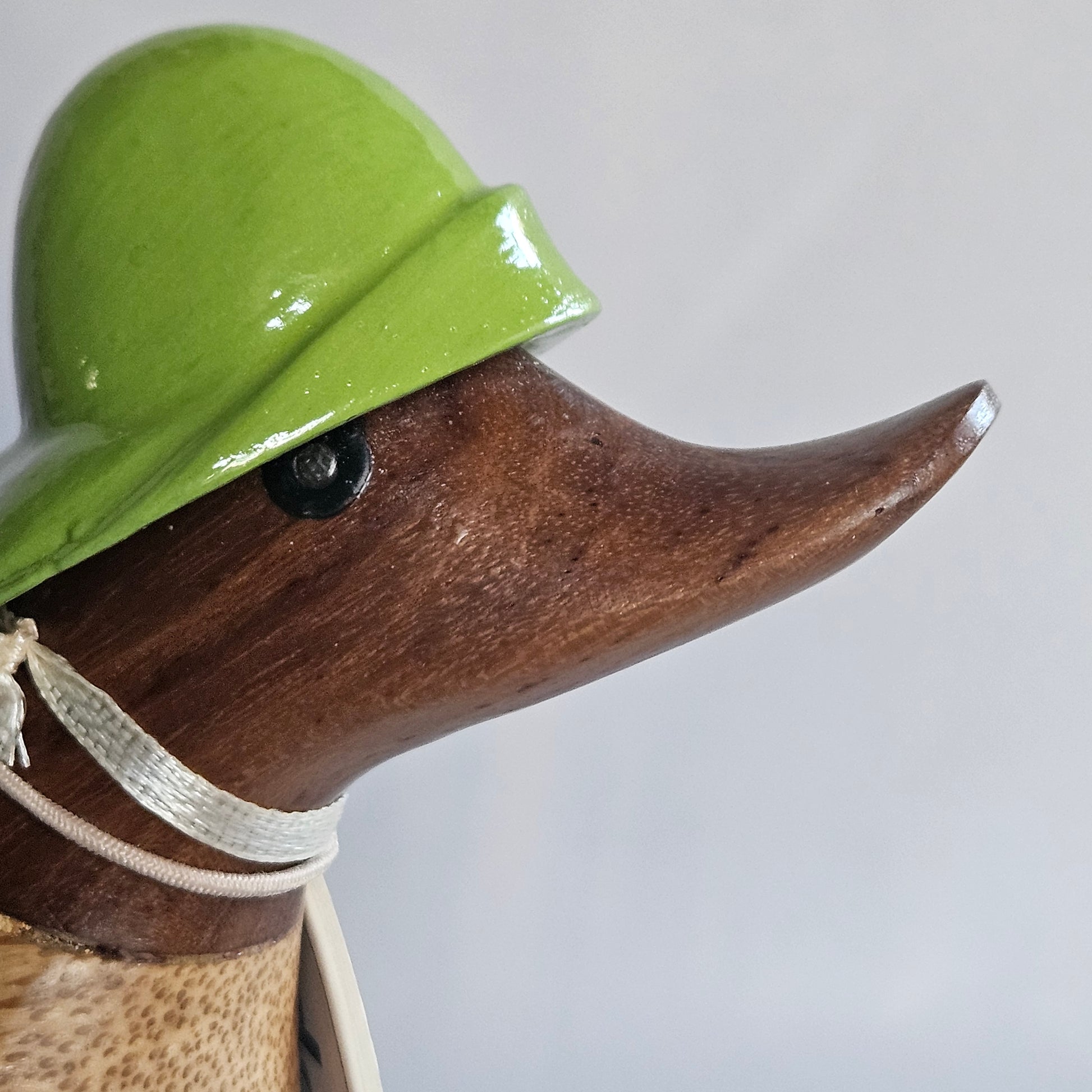 Ansiktsbild på Herbie anka i bambu med grön hatt - Naturboden