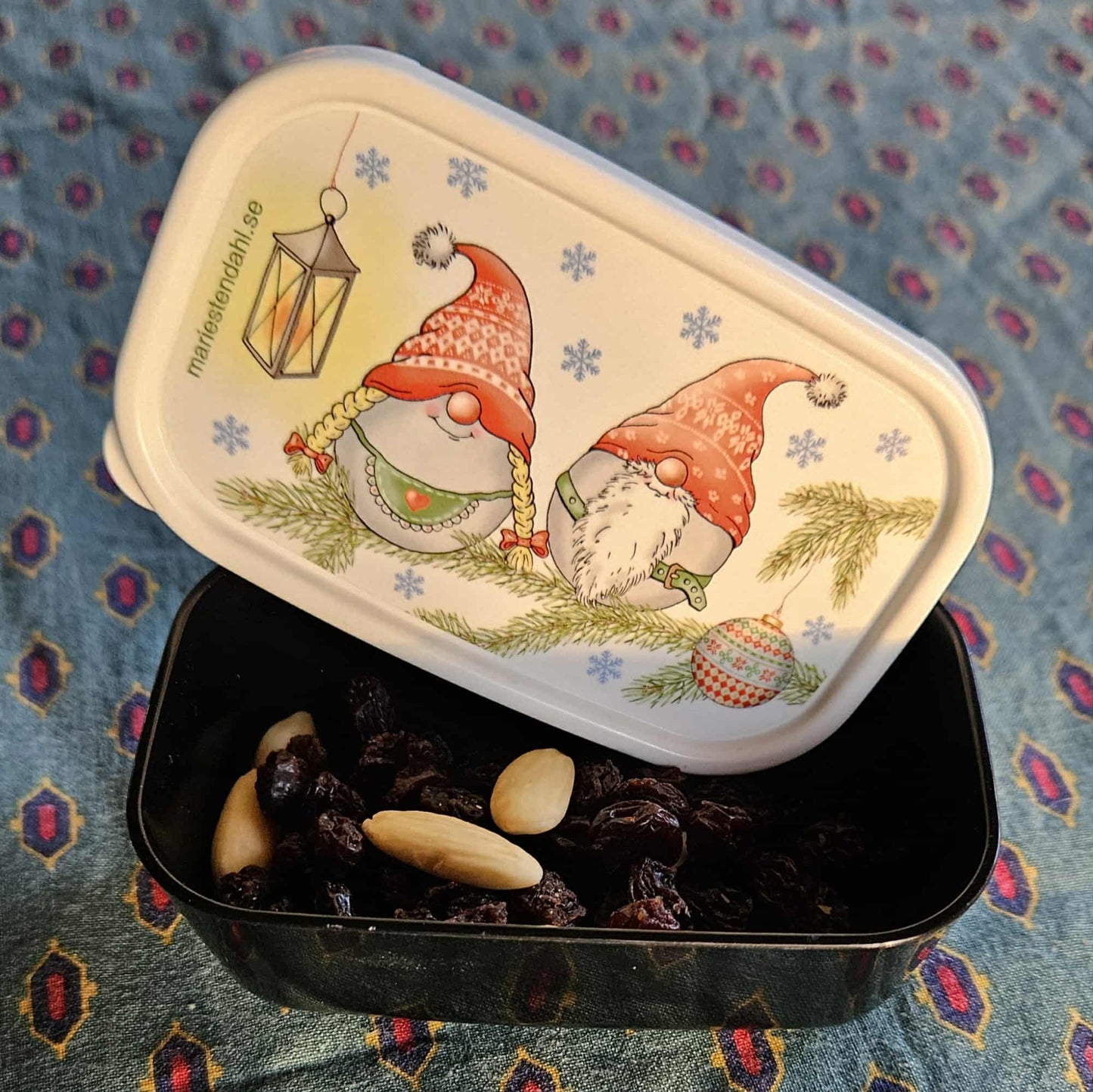 Minibox med söta tomtar, russin och mandlar - Naturboden