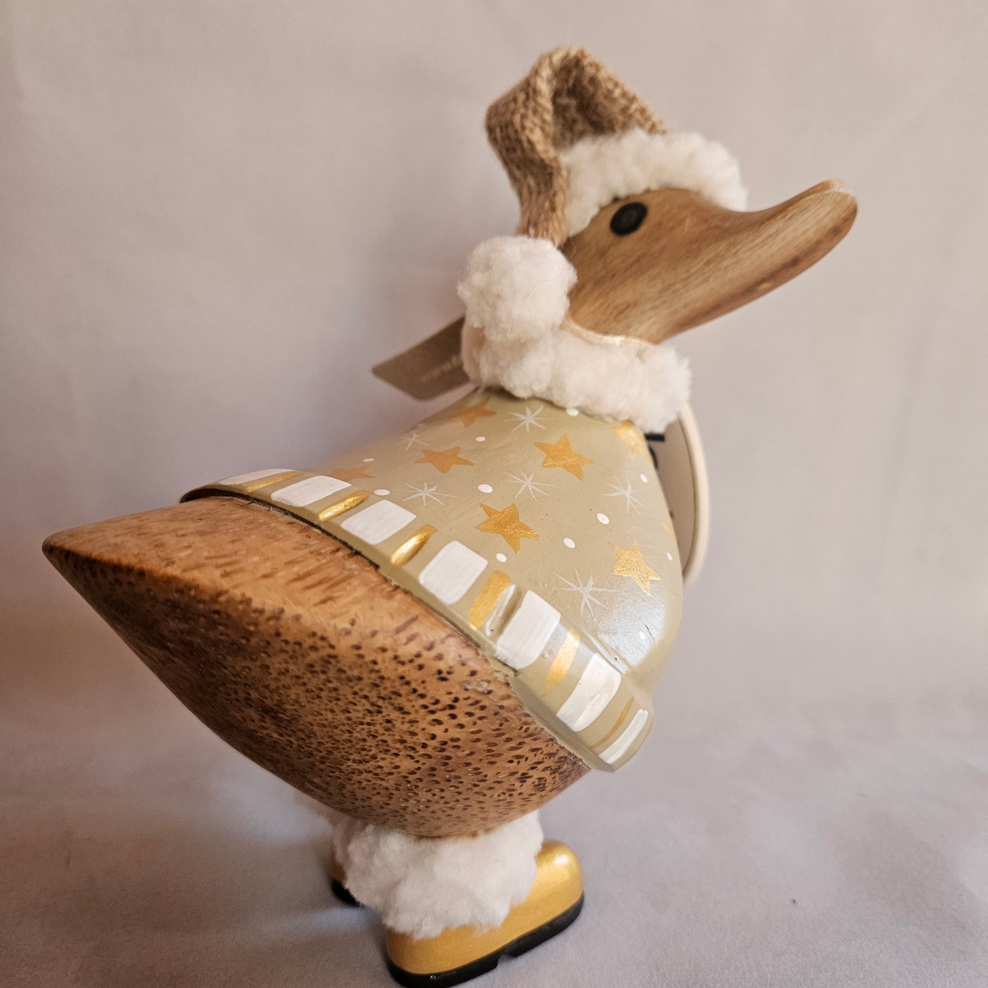 julanka Peter med beige dräkt och guldstövlar - Naturboden