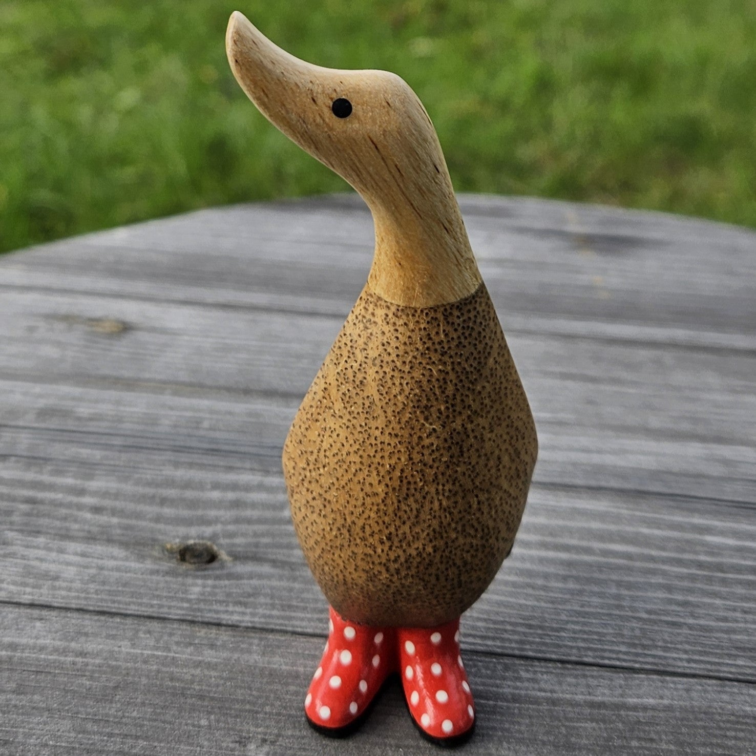 Liten anka i bambu med röda stövlar med vita prickar Röd 1 - Naturboden