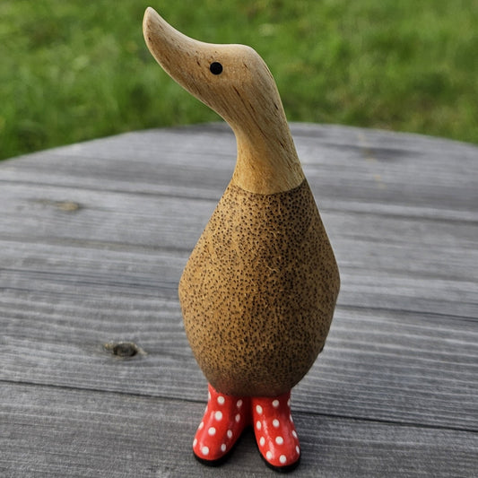 Liten anka i bambu med röda stövlar med vita prickar Röd 1 - Naturboden