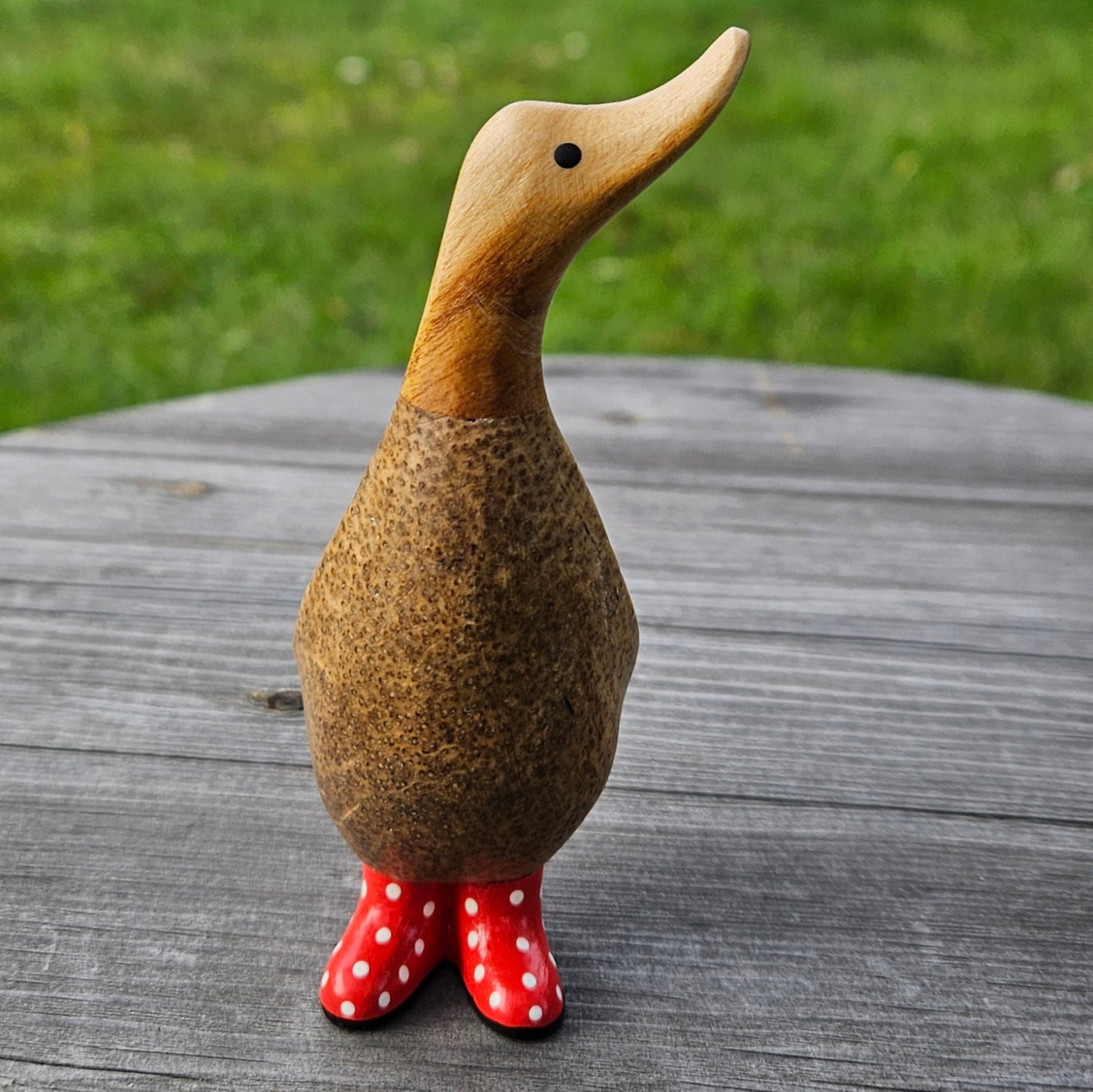 Liten anka i bambu med röda stövlar med vita prickar Röd 2- Naturboden