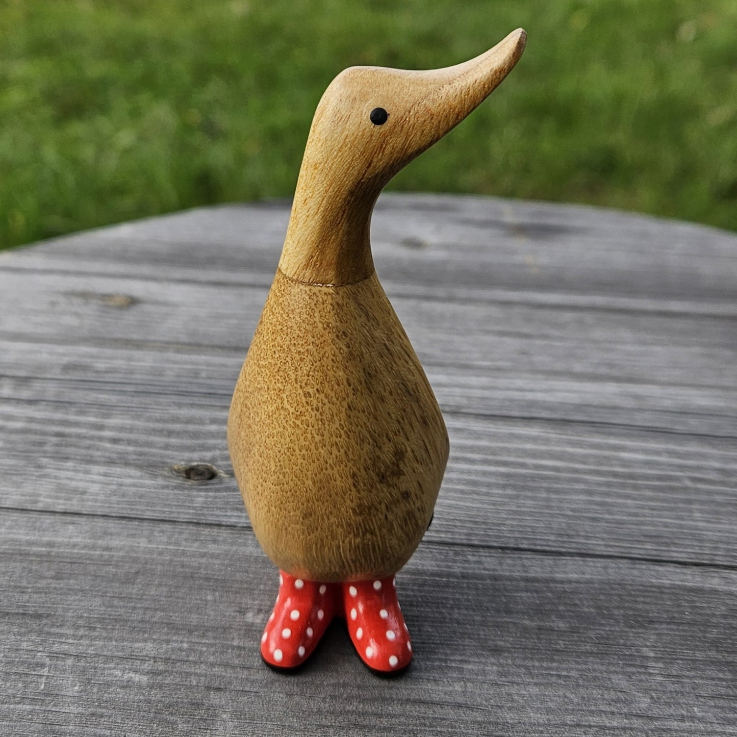 Liten anka i bambu med röda stövlar med vita prickar Röd 3 - Naturboden