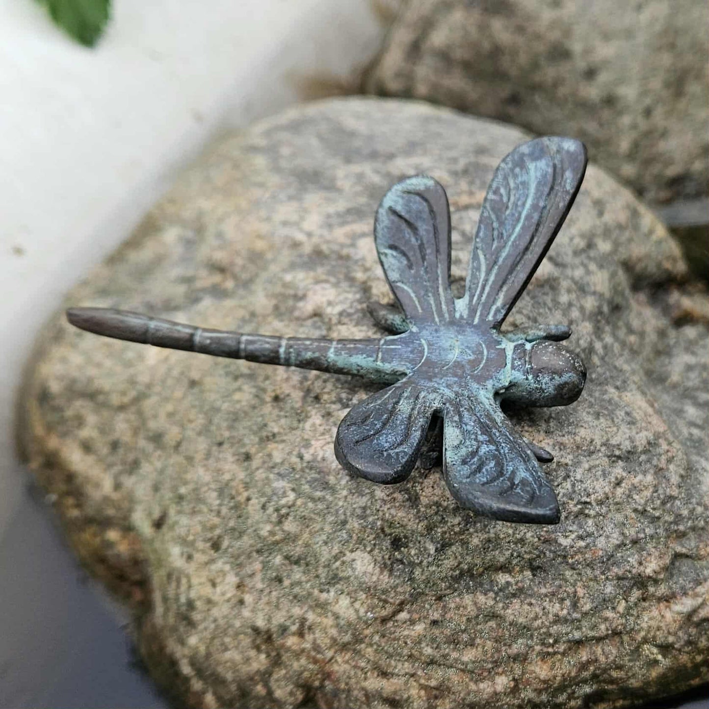 Trollslända i antik mässing - Naturboden