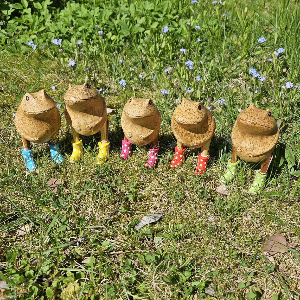 Grodor i bambu med prickiga gummistövlar - Naturboden