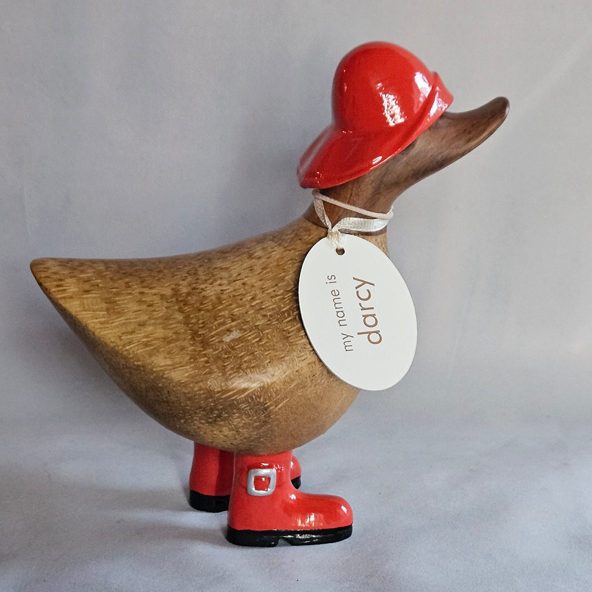 Rainy day anka i bambu med röd hatt och stövlar - Naturboden