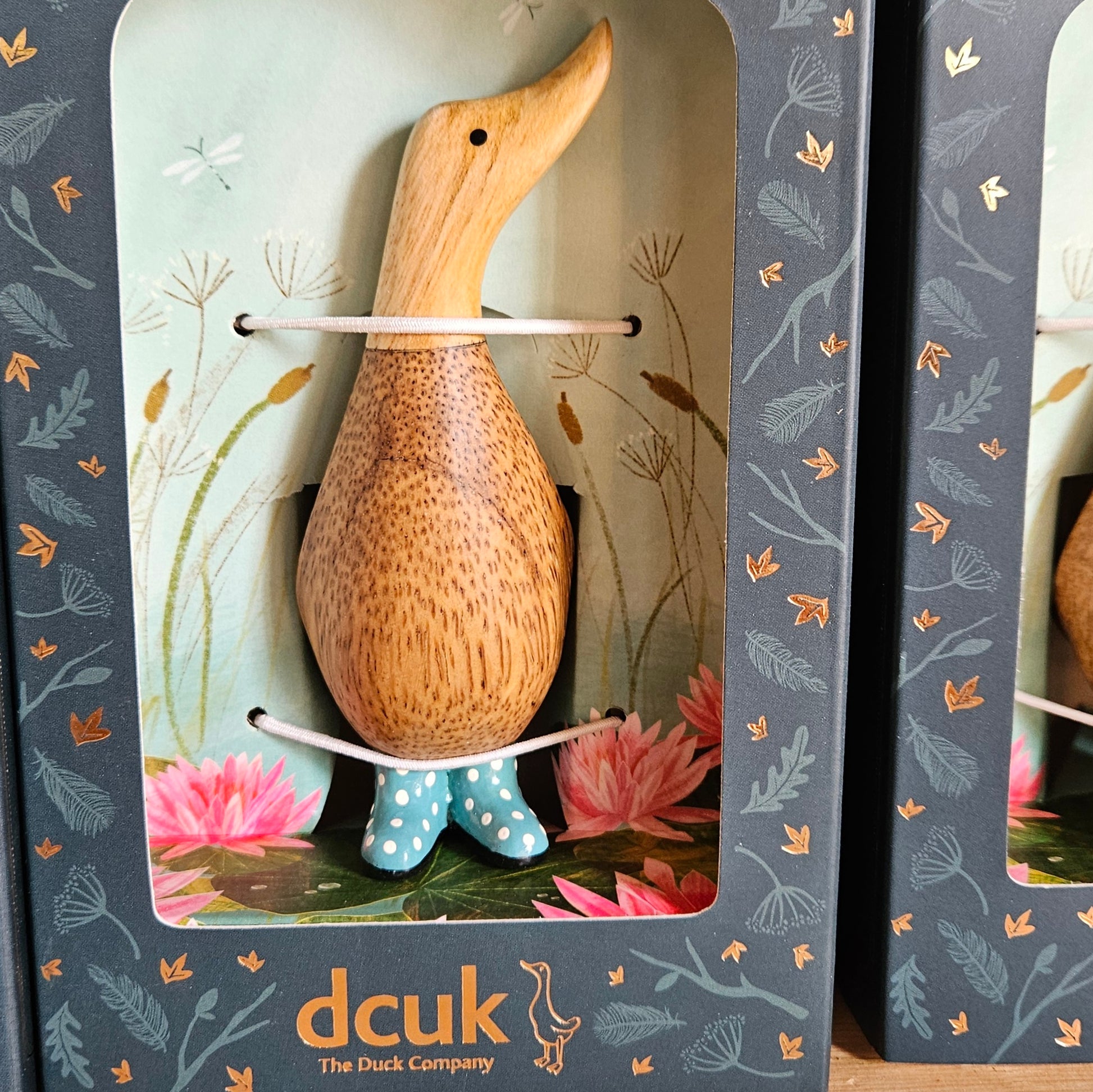 Anka i bambu med blå prickiga stövlar i presentask - Naturboden