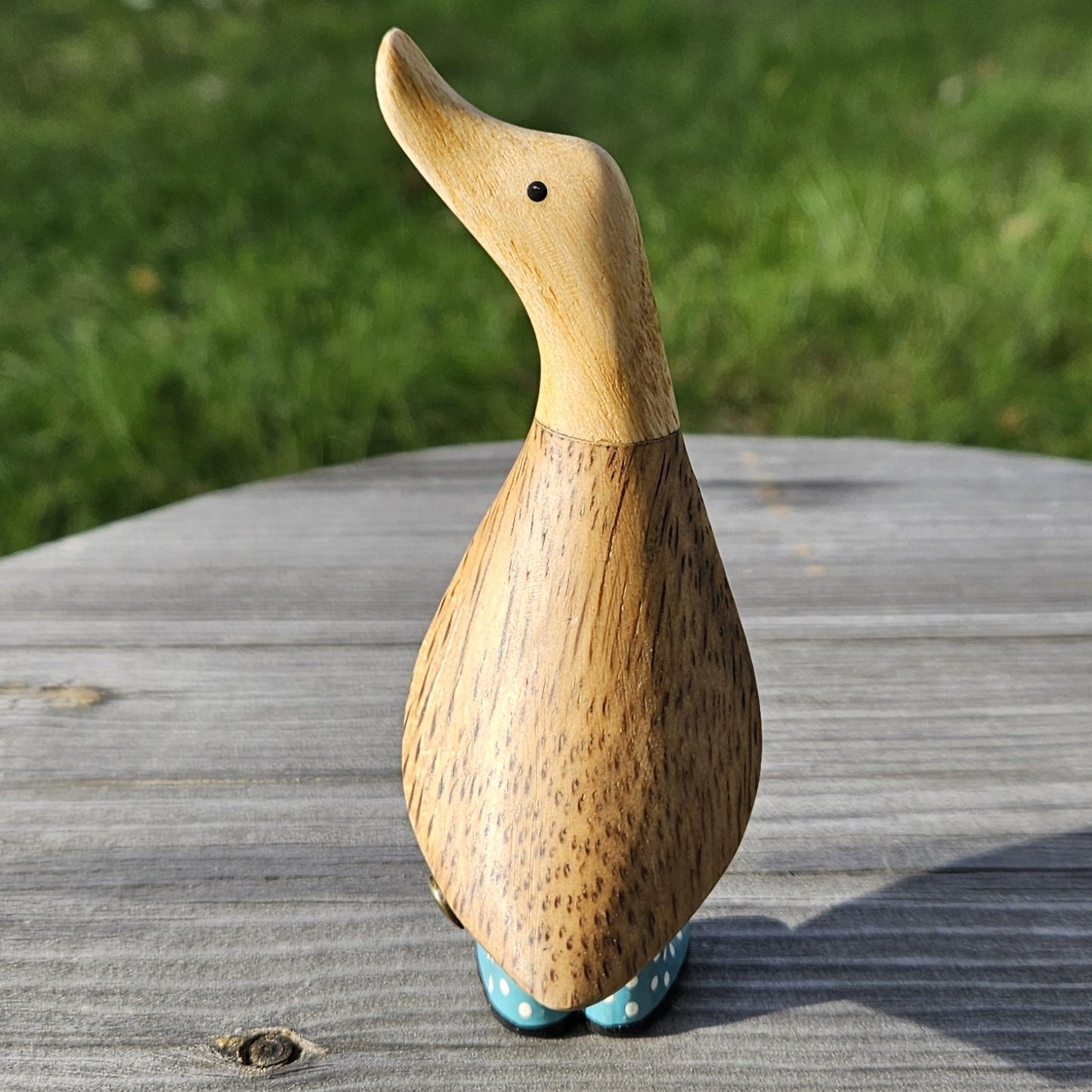 Liten anka i bambu med blå stövlar - Naturboden