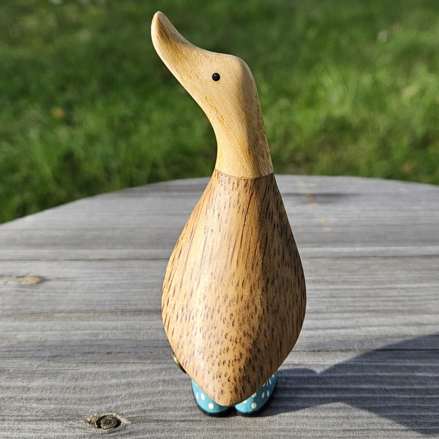 Liten anka i bambu med blå stövlar - Naturboden