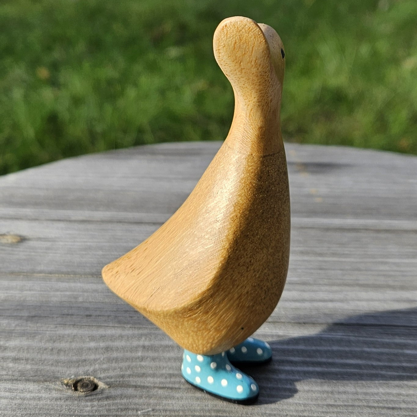 Liten anka i bambu, blå stövlar med vita prickar - Naturboden