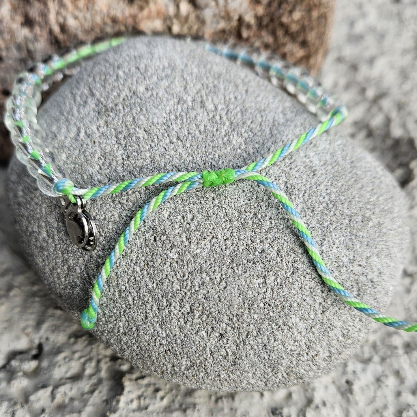 Armband 4ocean grön vit blå - Naturboden