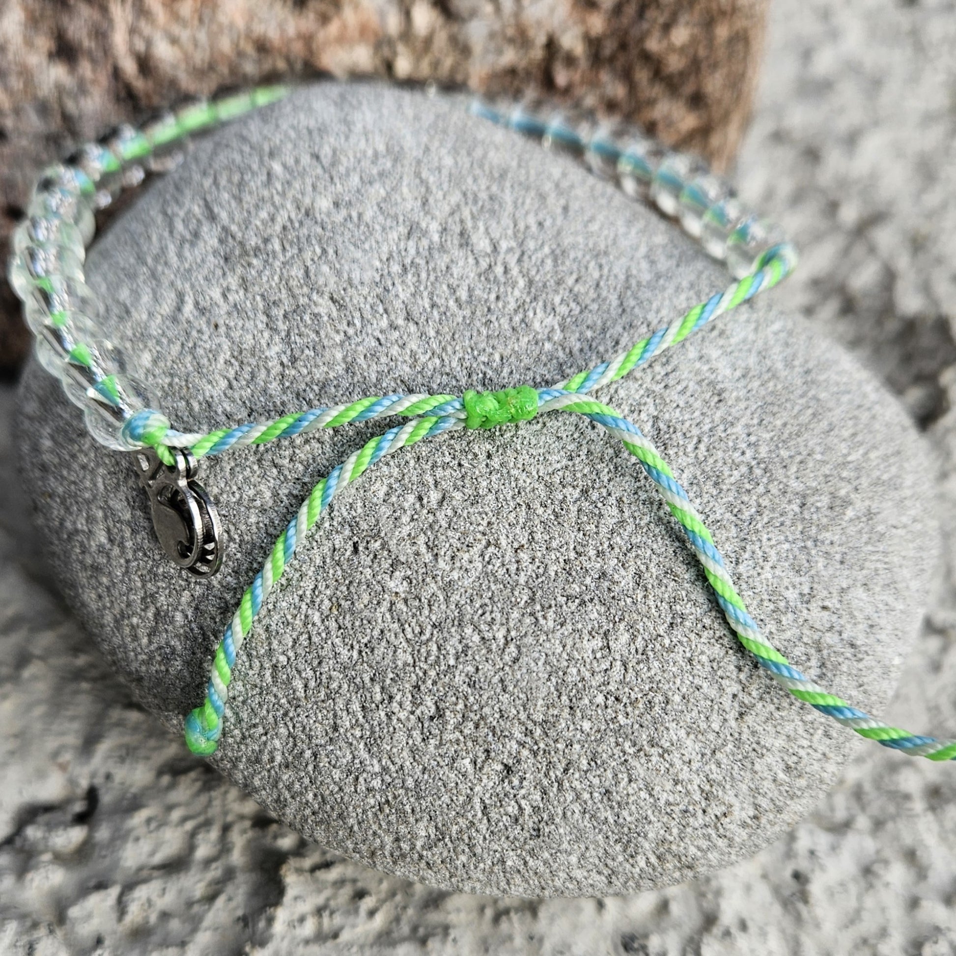 Armband 4ocean grön vit blå - Naturboden