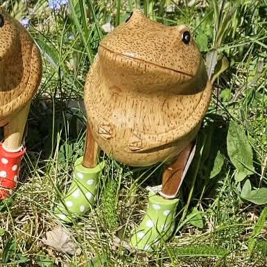 Grodor i bambu med prickiga gummistövlar - Naturboden