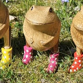 Grodor i bambu med prickiga gummistövlar - Naturboden