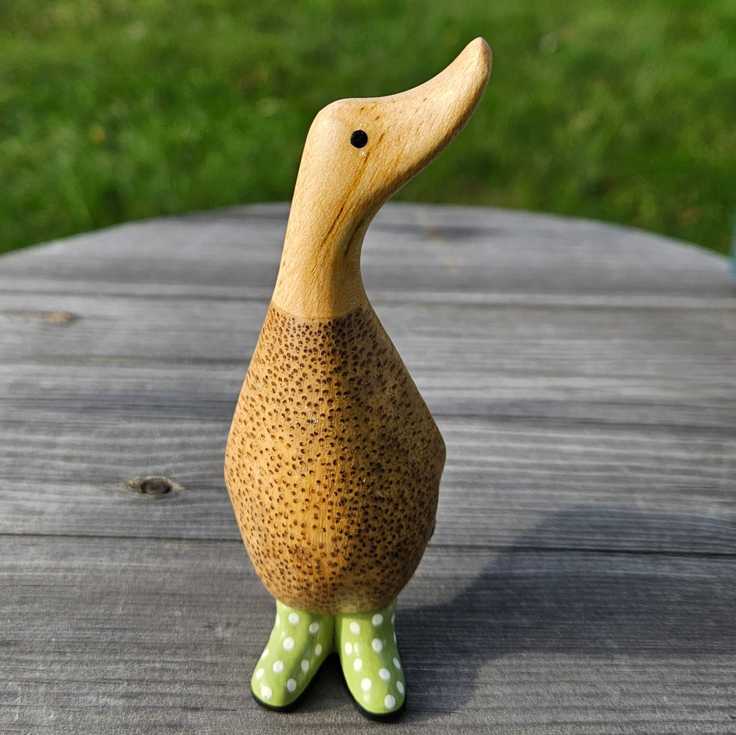 liten anka i bambu med gröna stövlar med vita prickar Grön 3 - Naturboden