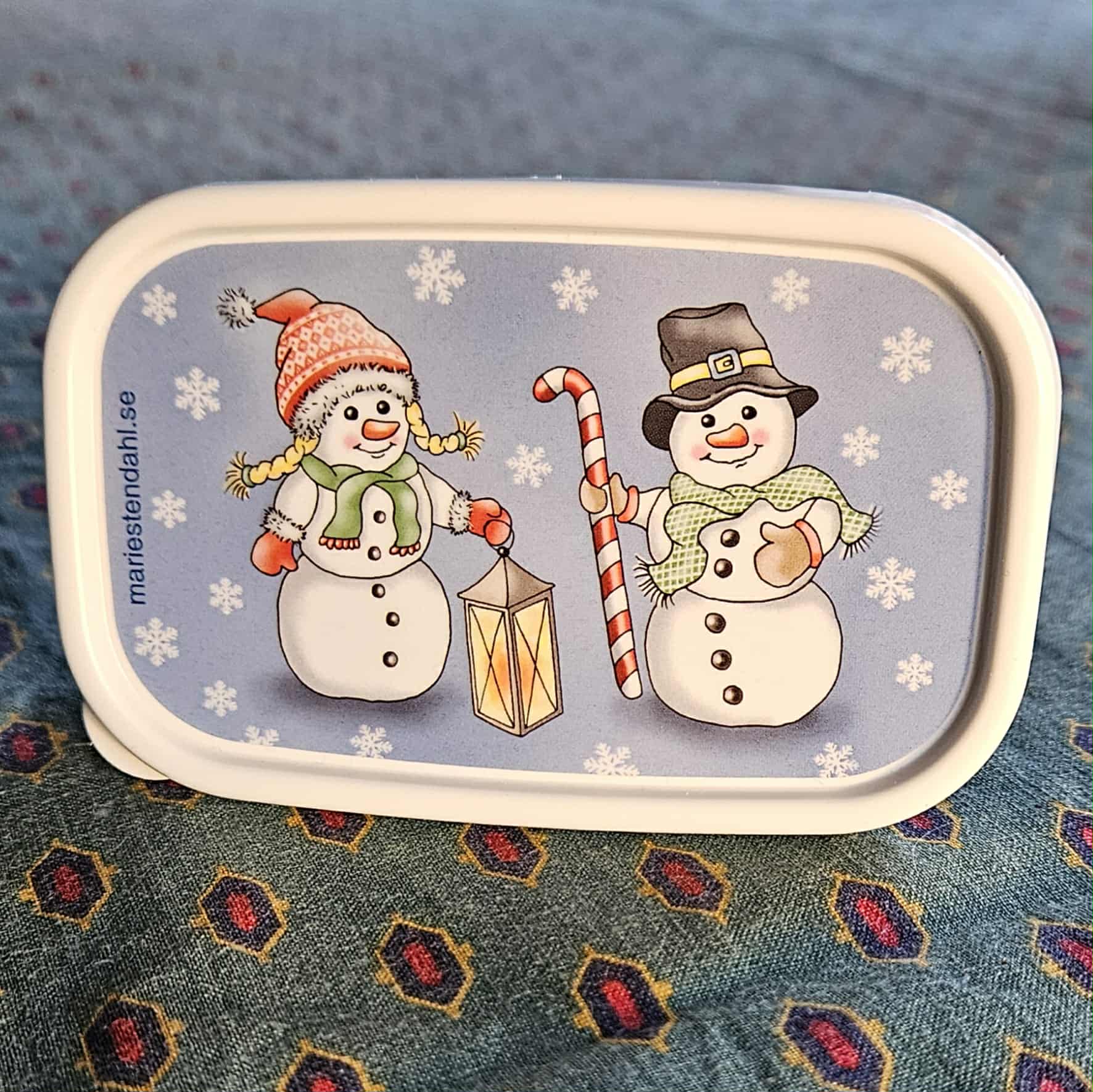 Minibox med vintermotiv, snögube och gumma på blå bakgrund - Naturboden