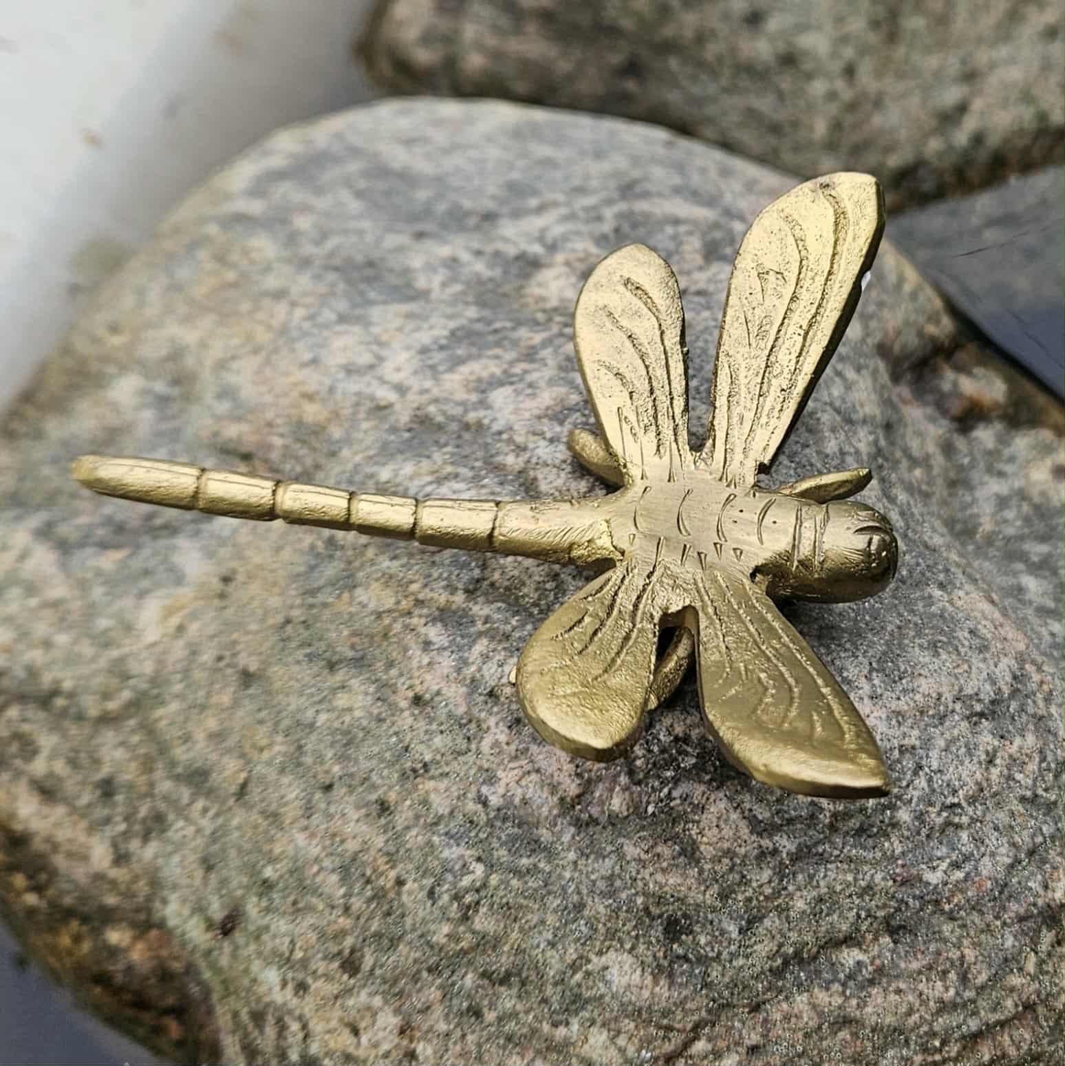 dekorativ trollslända i mässing - Naturboden