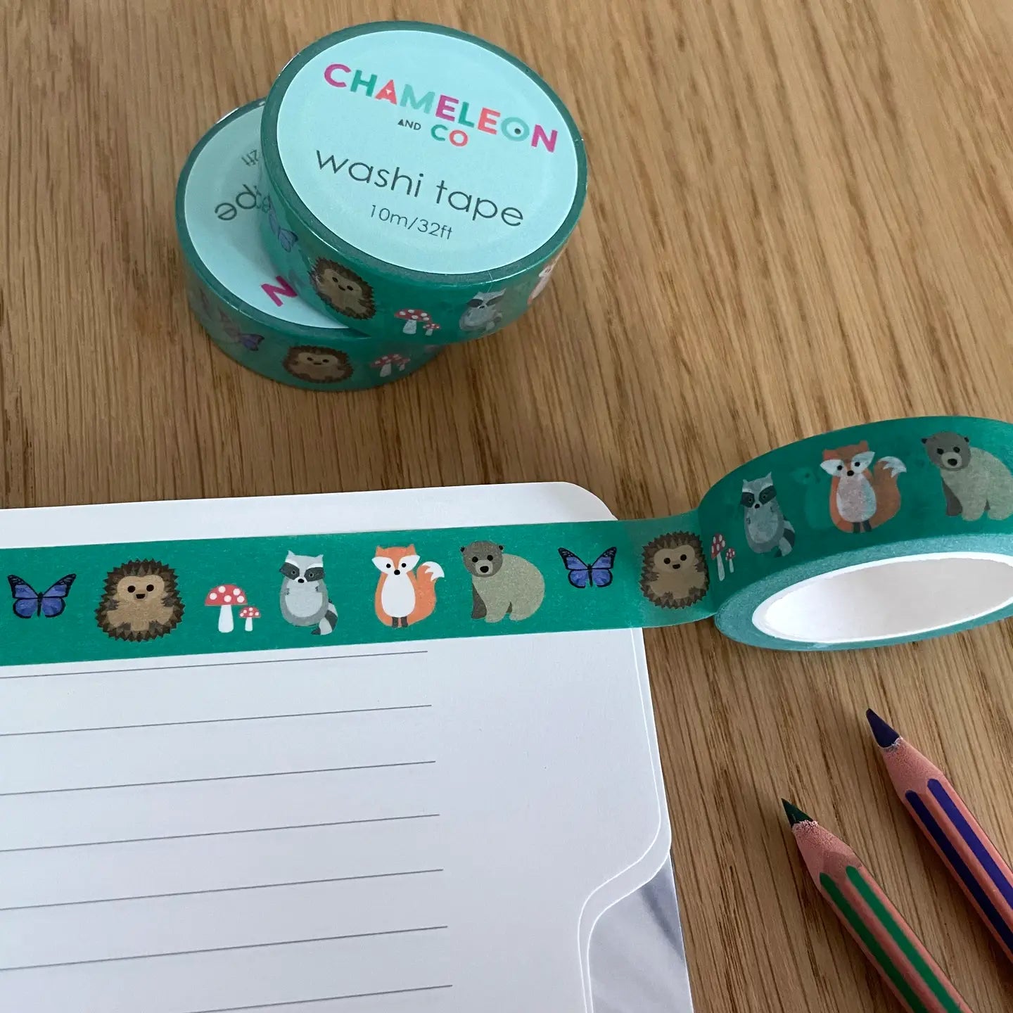 washi dekorationstejp med söta skogsdjur på grön bakgrund - Naturboden