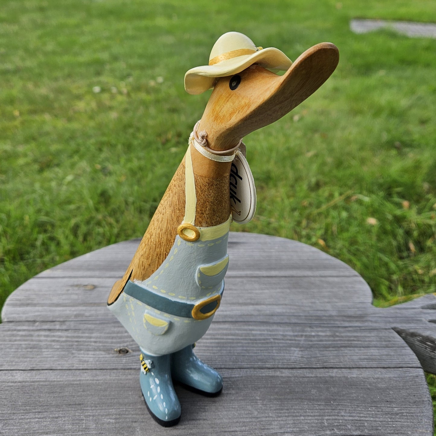 Anka i bambu, biodlare Flora med ljusblå kläder och gul hatt - Naturboden